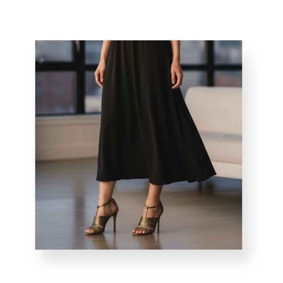 Neiman Marcus 𖤐 T-Strap Stiletto Heeled Sandal 𖤐 Metallic Gold Leather 𖤐 8M - Picture 1 of 16